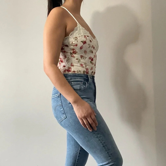 🌸 Guess Lace Floral  Bodysuit Women's ~ Size Medium!🌸 - Picture 2 of 10